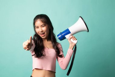 Cyan arka planında megafonla güzel bir Asyalı kadın anons yapıyor.