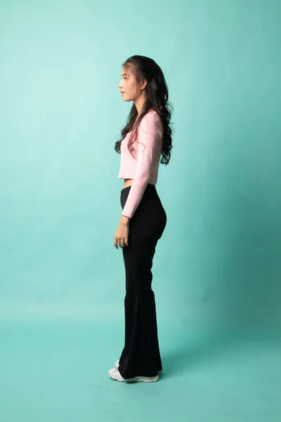 Side Hela Kroppen Vackra Unga Asiatiska Kvinna Cyan Bakgrund — Stockfoto