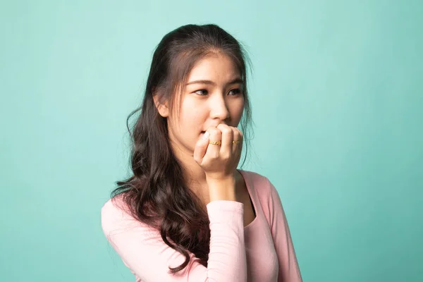 Osäker Tveksam Nervös Ung Asiatisk Kvinna Bita Fingernaglar Cyan Bakgrund — Stockfoto