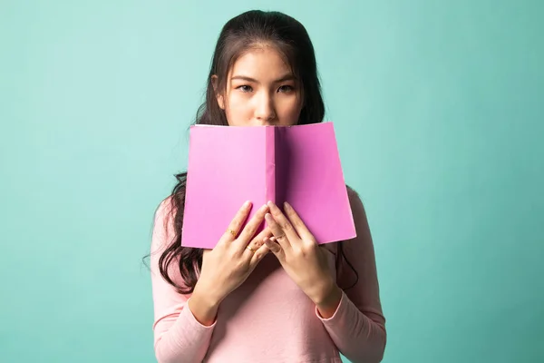 Junge Asiatische Frau Mit Einem Buchumschlag Ihr Gesicht Auf Cyan — Stockfoto