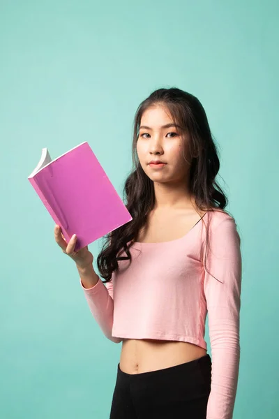 Junge Asiatin Las Ein Buch Über Cyan Hintergrund — Stockfoto