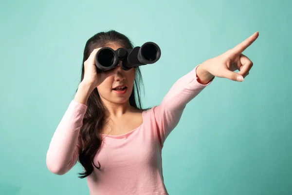 Young Asian Woman Point Look Binoculars Cyan Background — Stock Photo, Image