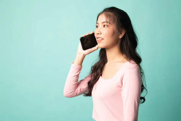 Jeune Femme Asiatique Parler Avec Téléphone Mobile Sur Fond Cyan — Photo