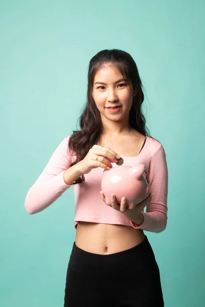 Asijská Žena Mincí Prasečí Mince Banky Azurovém Pozadí — Stock fotografie