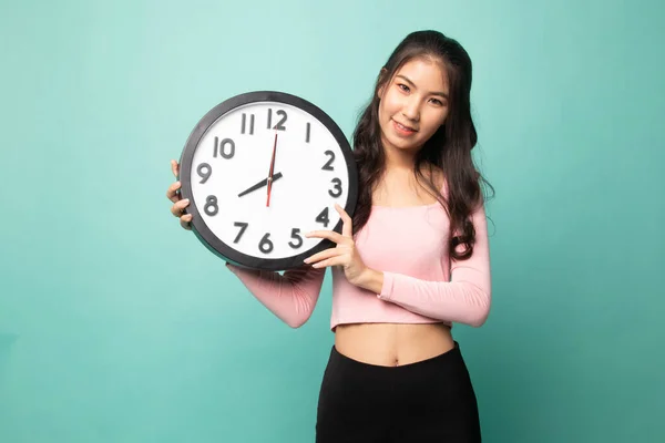 Jeune Femme Asiatique Avec Une Horloge Sur Fond Cyan — Photo