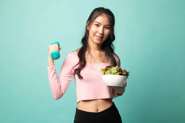 Femme Asiatique Bonne Santé Avec Haltères Salade Sur Fond Cyan — Photo