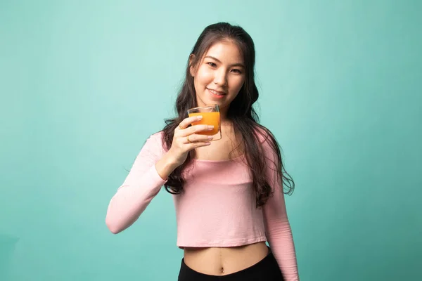 Mladá Asijská Žena Pít Pomerančovou Šťávu Azurovém Pozadí — Stock fotografie