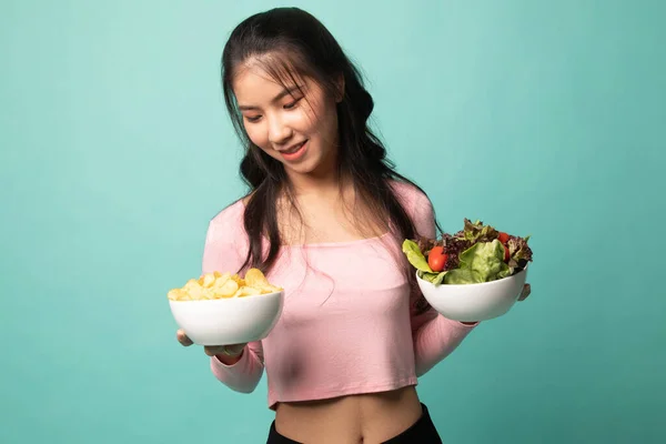 Jovem Mulher Asiática Com Batatas Fritas Salada Fundo Ciano — Fotografia de Stock