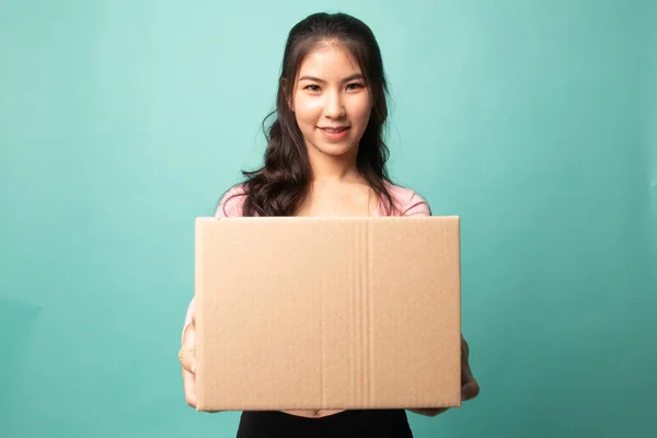 Entrega Reubicación Desembalaje Joven Asiático Mujer Holding Cartulina Caja Cyan —  Fotos de Stock