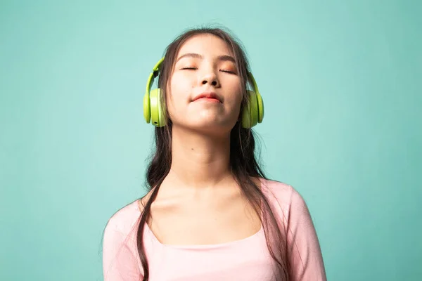 Bastante Asiático Chica Escuchar Música Con Auriculares Cyan Fondo —  Fotos de Stock