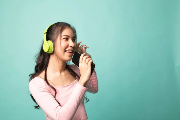 Bastante Asiático Chica Escuchar Música Con Auriculares Cyan Fondo —  Fotos de Stock