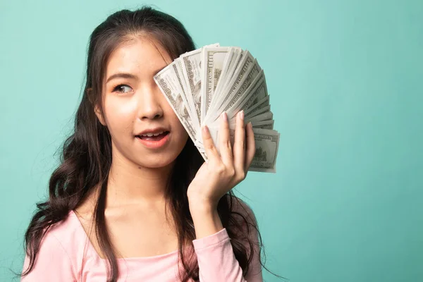 Portrét Mladé Asijské Ženy Ukazující Spoustu Peněz Bankovky Cyan Pozadí — Stock fotografie