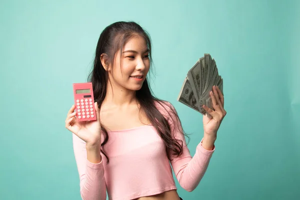Portret Młodej Azjatki Pokazującej Kupę Banknotów Tle Cyjanu — Zdjęcie stockowe