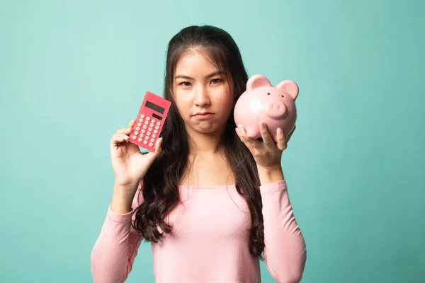 Unhappy Asian Woman Calculator Piggy Bank Cyan Background — Stock Photo, Image