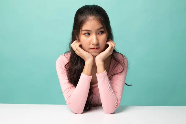 Asiatisk Flicka Med Sorgsen Känsla Cyan Bakgrund — Stockfoto
