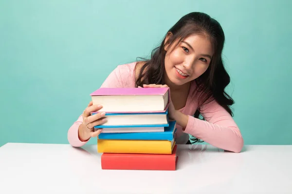 Szczęśliwa Młoda Azjatka Czytać Książkę Książkami Stole Tle Cyjanu — Zdjęcie stockowe