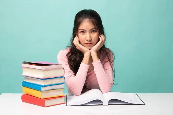 Joven Mujer Asiática Leer Libro Con Libros Mesa Sobre Fondo — Foto de Stock