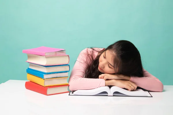 Uitgeput Jong Aziatisch Vrouw Slapen Met Boeken Tafel Cyaan Achtergrond — Stockfoto