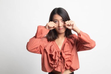 Genç Asyalı kadın üzgün ve beyaz arka plan üzerinde cry