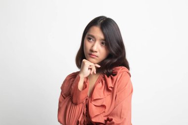 Ciddi genç Asyalı kadın bak uzak beyaz arka plan üzerinde