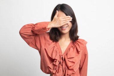 Genç Asyalı kadın gözleri beyaz arka plan üzerinde el ile kapatın