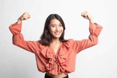 Güzel genç Asyalı kadın flex pazı beyaz arka plan üzerinde