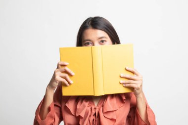 Bir kitapla Genç Asyalı kadın kapak yüzü beyaz arka plan üzerinde