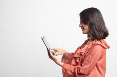 Beyaz zemin üzerinde bir bilgisayar tablet ile Genç Asyalı kadın