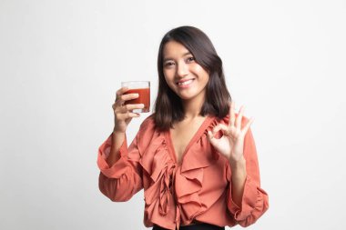 Genç Asyalı kadın beyaz zemin üzerine domates suyu ile Tamam göster