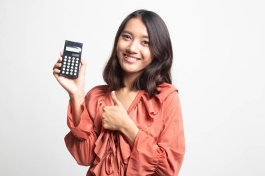 Asyalı kadın başparmak yukarıya beyaz arka plan üzerinde hesap makinesi ile