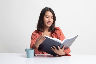 Genç Asyalı kadın kahve ile beyaz arka plan üzerine bir kitap okumak