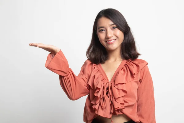 Hermosa Joven Asiática Mostrar Palma Mano Sobre Fondo Blanco — Foto de Stock