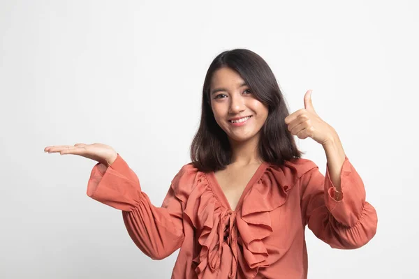 Schöne Junge Asiatische Frau Zeigen Handfläche Hand Und Daumen Nach — Stockfoto