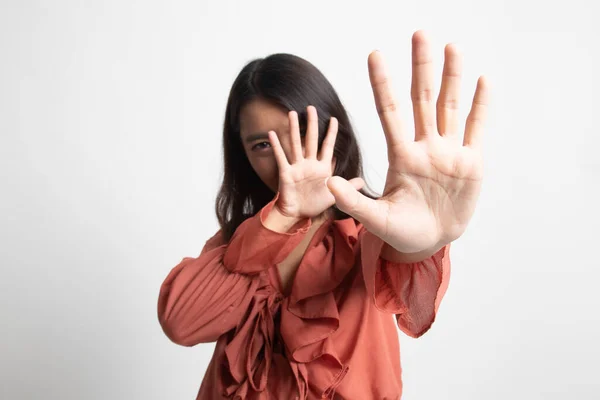 Joven Asiática Mujer Ocultar Cara Blanco Fondo —  Fotos de Stock
