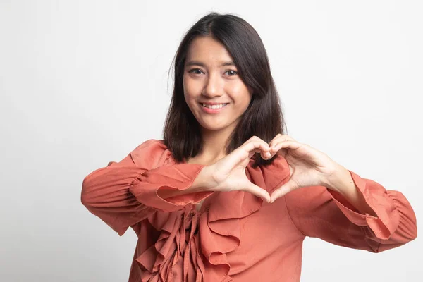 Mladá Asijská Žena Nenasvědčuje Srdce Ruku Bílém Pozadí — Stock fotografie