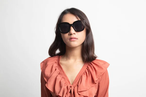 Retrato Una Hermosa Joven Asiática Gafas Sol Sobre Fondo Blanco — Foto de Stock
