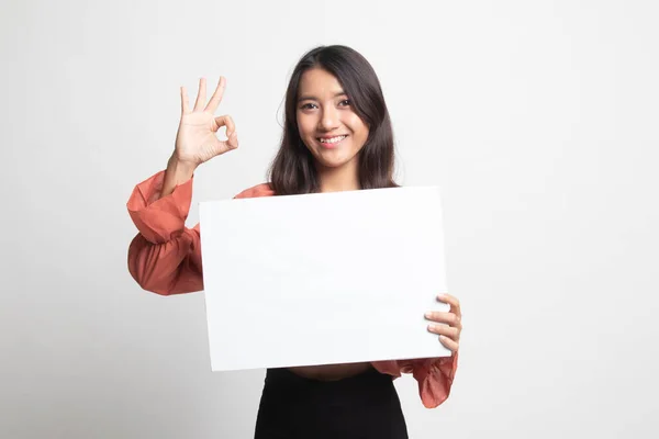 Młoda Kobieta Azjatyckich Pokaż Biały Znak Puste Białym Tle — Zdjęcie stockowe