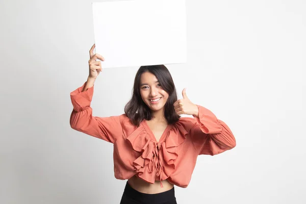 白空白で若いアジア女性を親指に白い背景の署名します — ストック写真