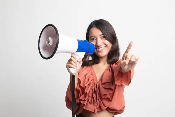 Krásná Mladá Asijská Žena Oznámit Megafon Bílém Pozadí — Stock fotografie