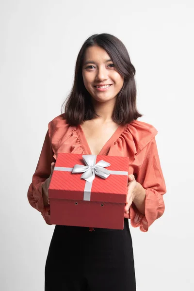 年轻的亚裔女子 和一个白色背景上的礼品盒 — 图库照片