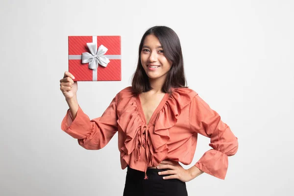 Ung Asiatisk Kvinna Med Presentförpackning Vit Bakgrund — Stockfoto