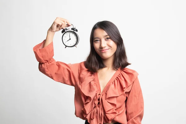 Jovem Mulher Asiática Com Relógio Fundo Branco — Fotografia de Stock