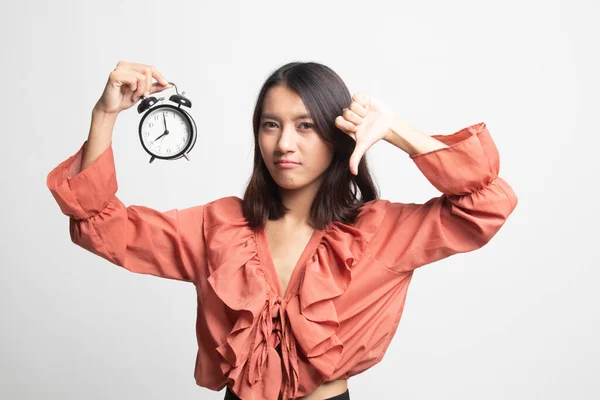 若いアジア女性の白い背景の上の時計と親指 — ストック写真