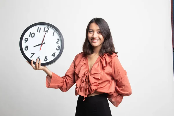 Jovem Mulher Asiática Com Relógio Fundo Branco — Fotografia de Stock