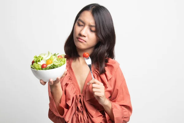 Mulher Asiática Odeia Salada Fundo Branco — Fotografia de Stock