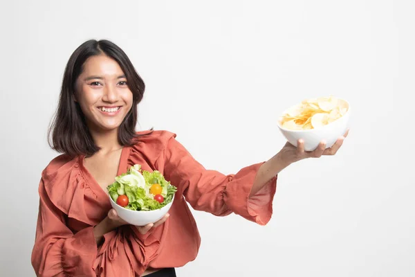 Ung Asiatisk Kvinna Med Potatischips Och Sallad Vit Bakgrund — Stockfoto