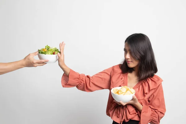 Jonge Aziatische Vrouw Met Aardappelchips Nee Zeggen Tegen Salade Witte — Stockfoto