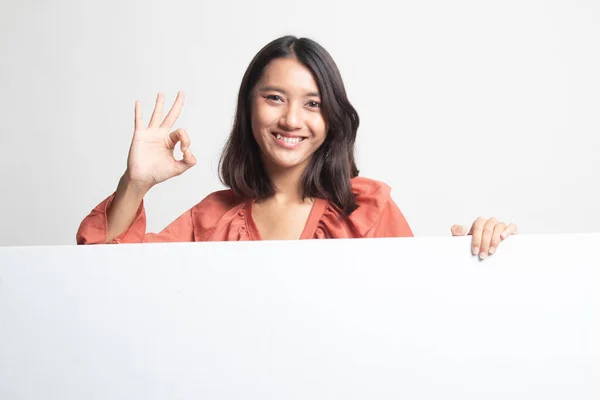 Ung Asiatisk Kvinna Show Med Tomma Tecken Vit Bakgrund — Stockfoto