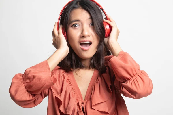 Mooi Aziatisch Meisje Luisteren Muziek Met Haar Hoofdtelefoon Witte Achtergrond — Stockfoto