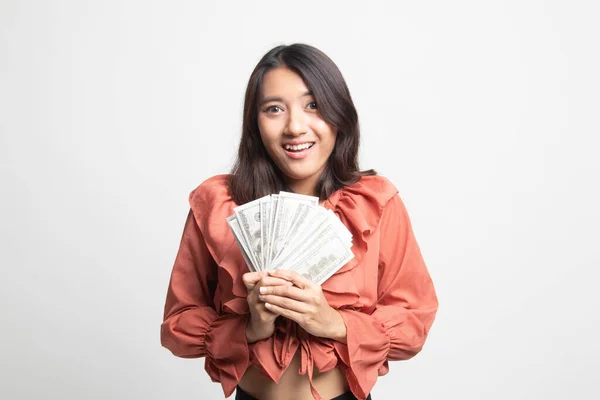 Portret Młodej Azjatki Pokazującej Kupę Banknotów Białym Tle — Zdjęcie stockowe
